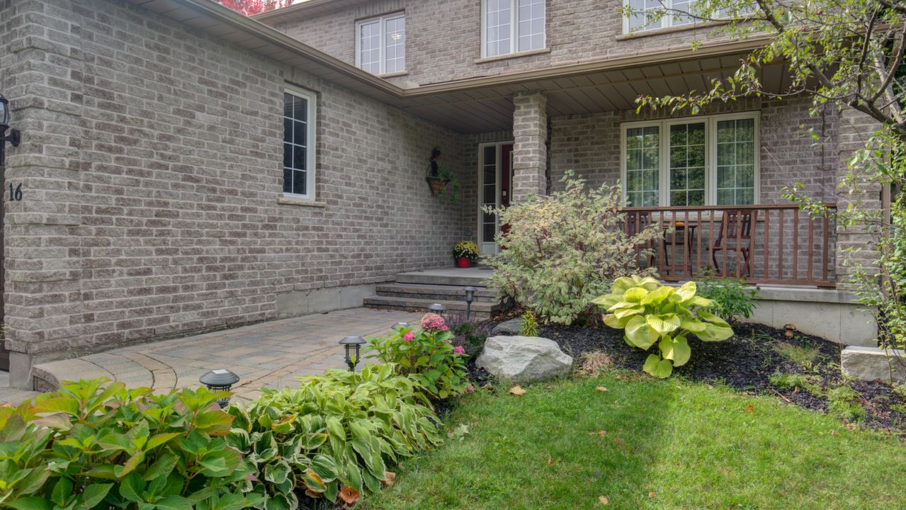 16 Mayfair Drive, Barrie, ON, L4N 6Y7 Scene 3