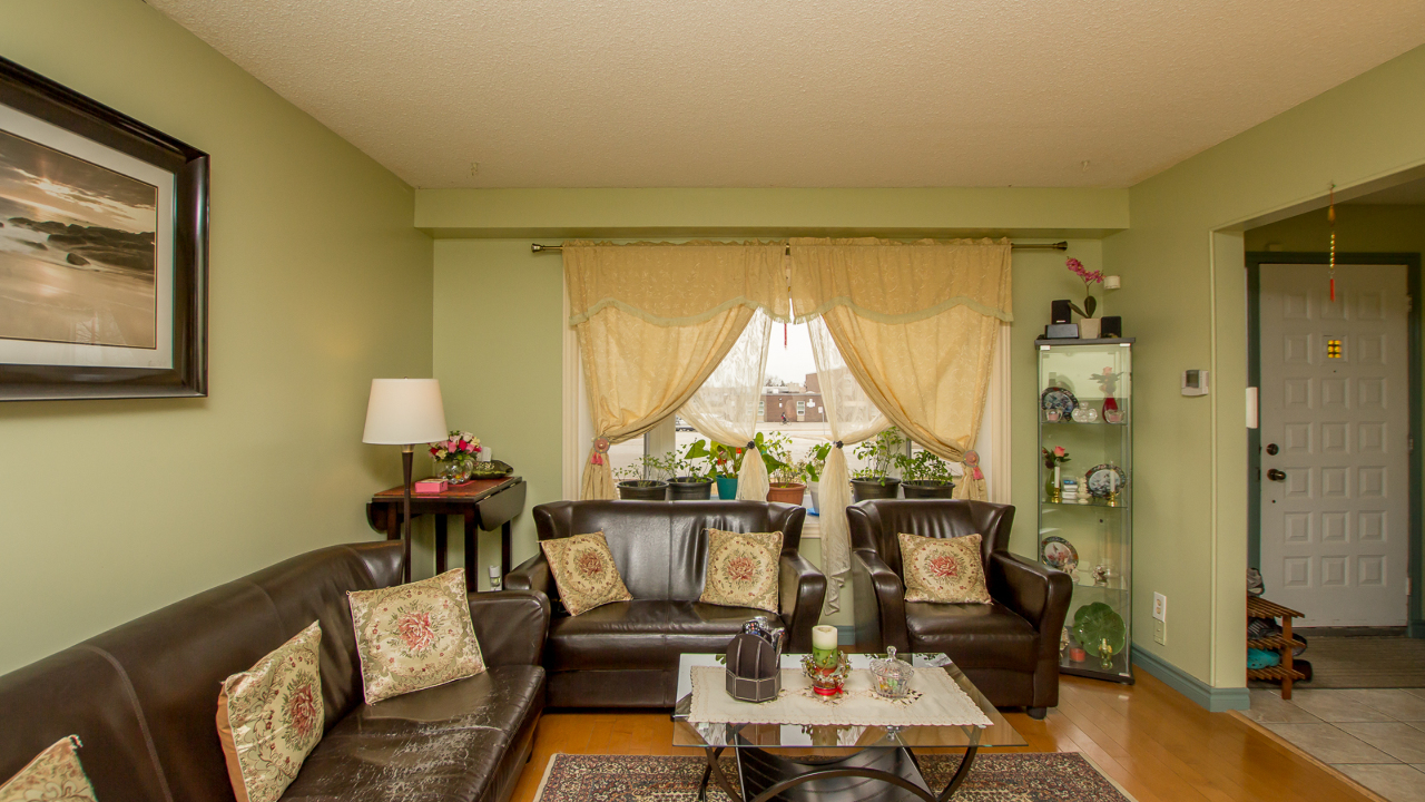 74 Glenforest Road, Brampton, ON, L6S 1M2 Scene 2