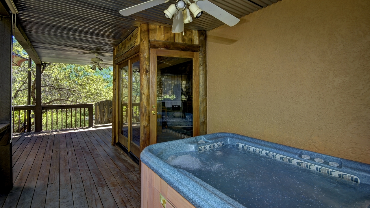 Hot Tub:Deck:Entry