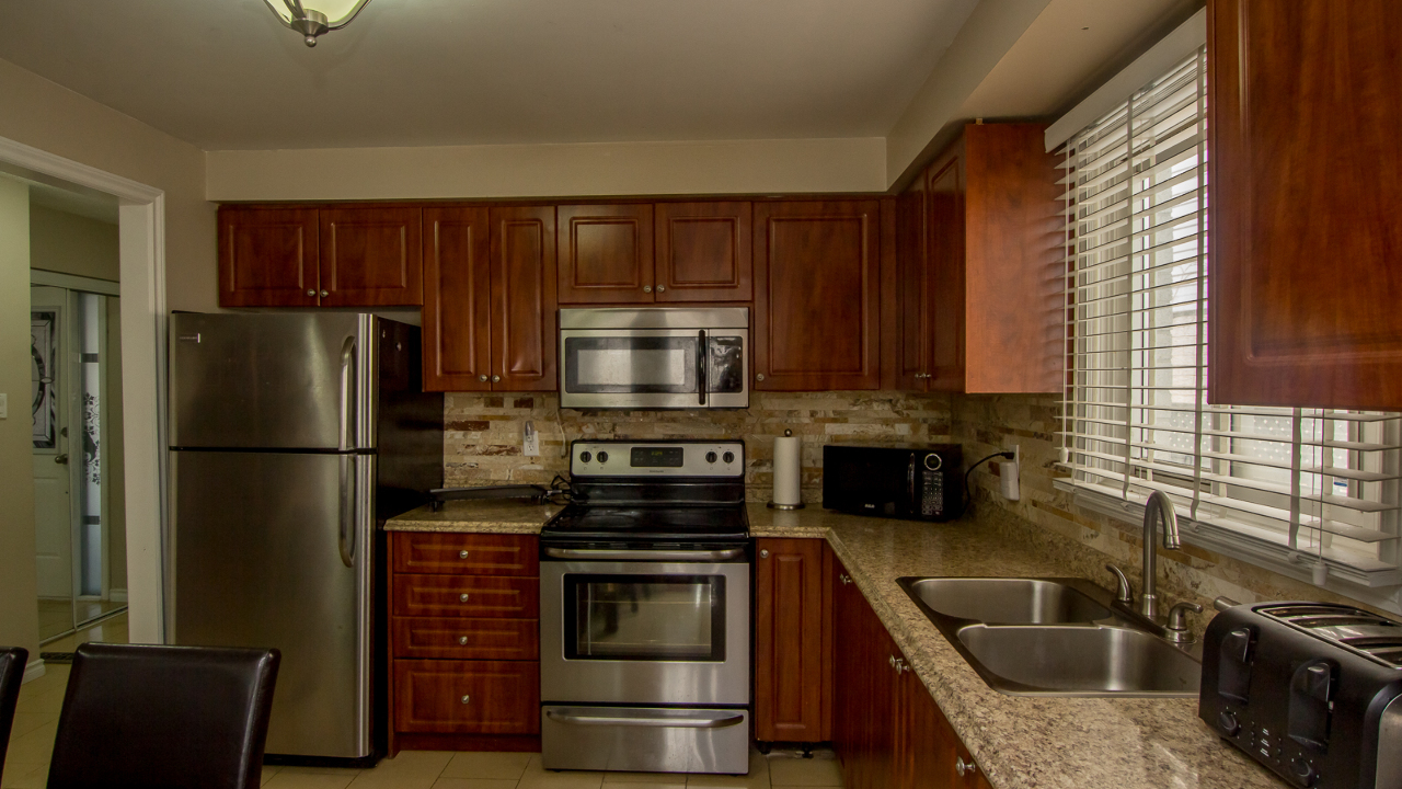 28 Malabar Crescent, Brampton, ON, L6S 3X8 Scene 2