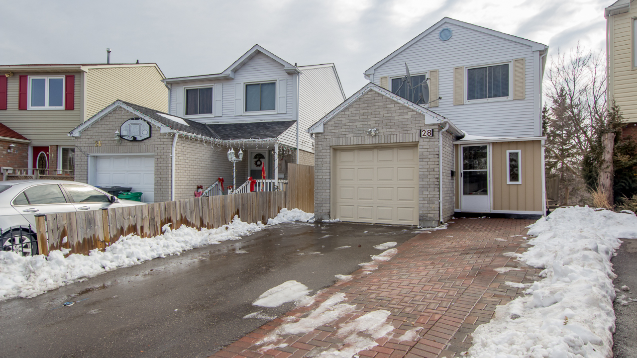 28 Malabar Crescent, Brampton, ON, L6S 3X8 Scene 1