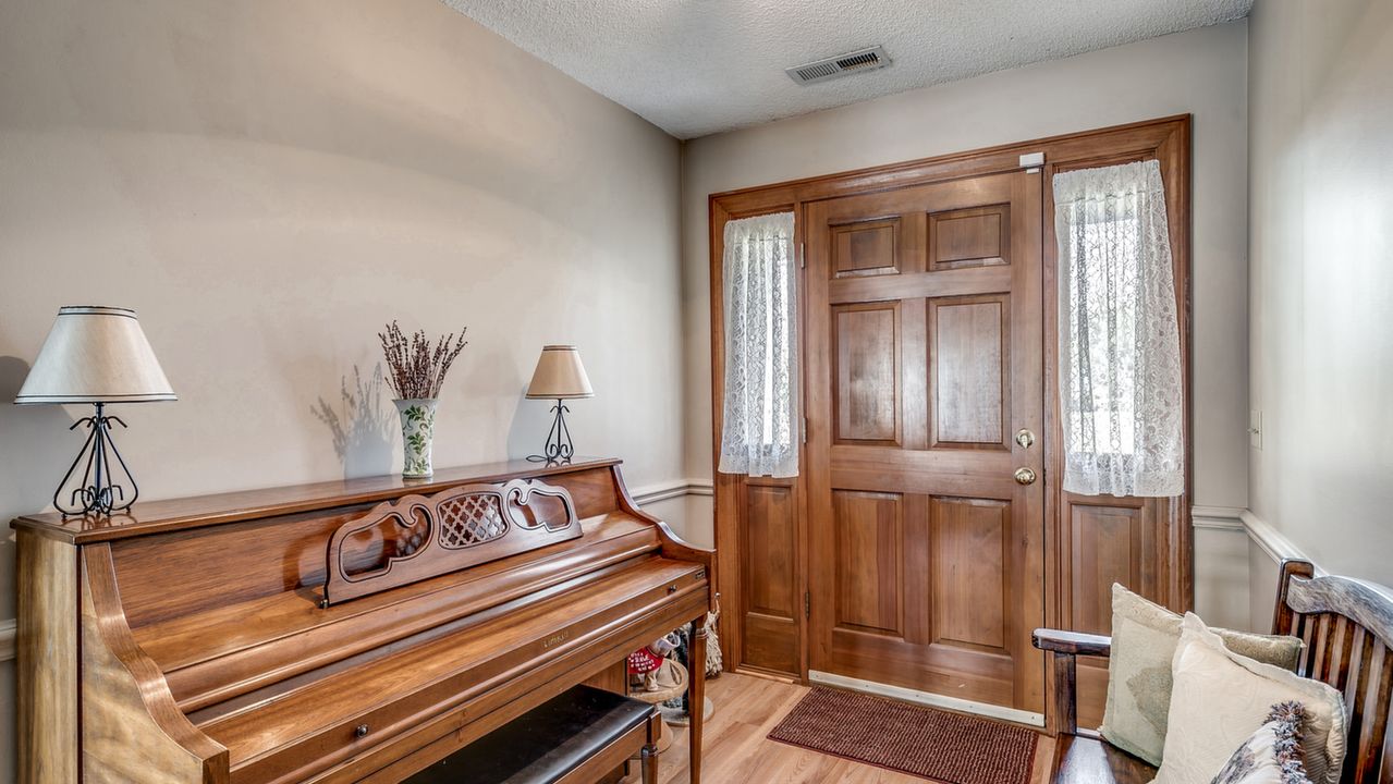 5329 Main St 008