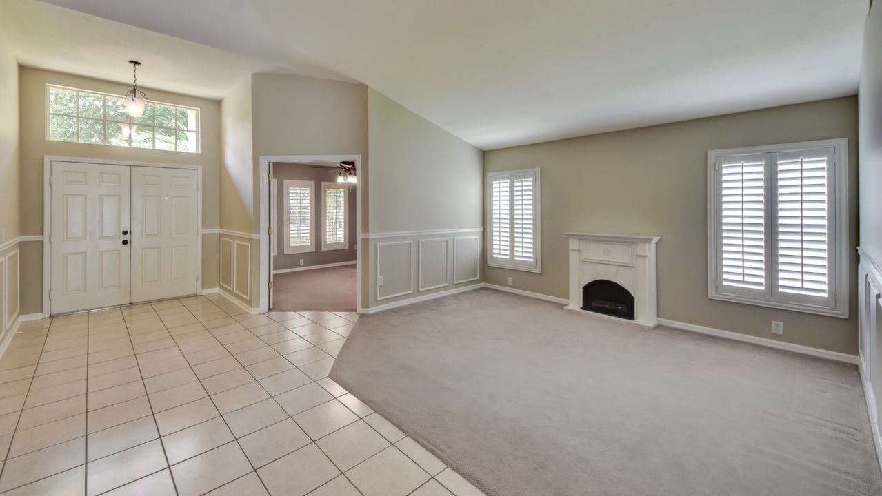 Foyer/Formal Living Room